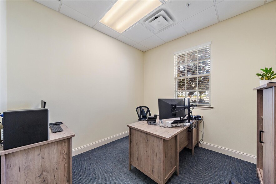 More Photos Of 5601-5605 Marquesas Cir, Sarasota Office For Sale