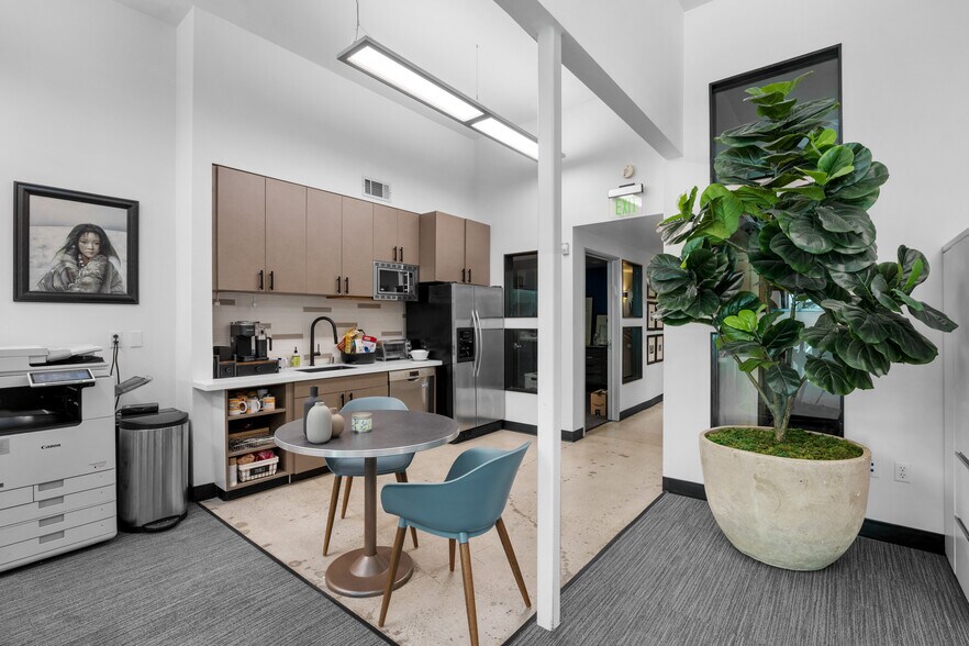 More Photos Of 10215 Santa Monica Blvd, Los Angeles Office For Sale
