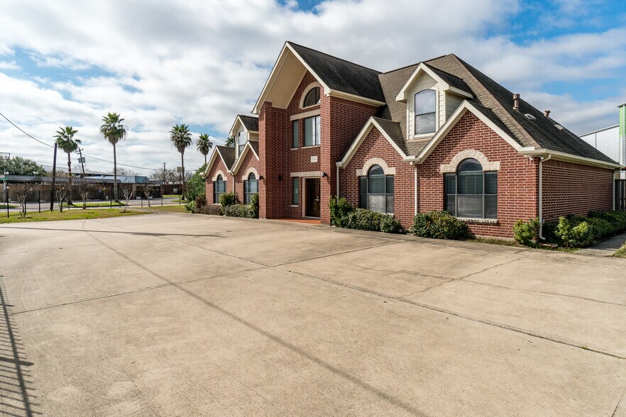 More Photos Of 10400 Main St, Houston Showroom For Lease