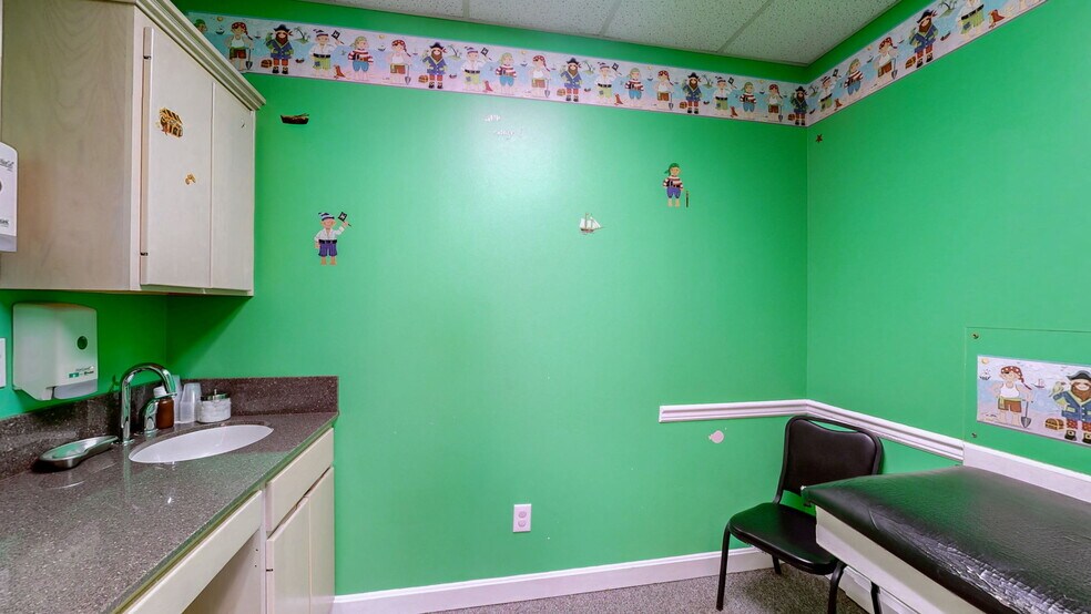 More Photos Of 1701 Spring St, Jeffersonville Medical For Sale