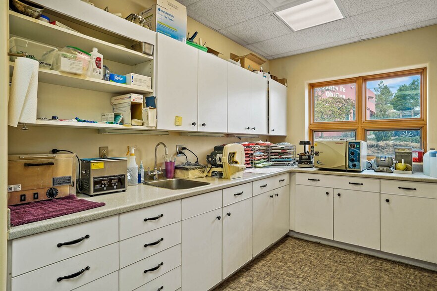 More Photos Of 404 Kiva Ct, Santa Fe Medical For Lease