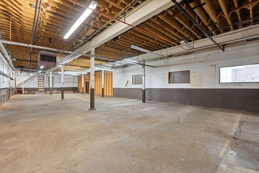 More Photos Of 314 E Market St, Warsaw Showroom For Sale