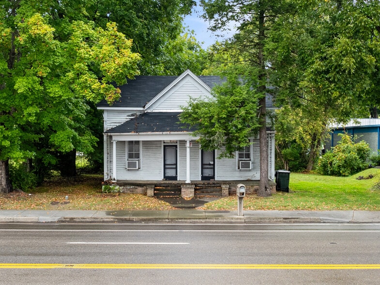 More Photos Of 226 E Main St, Sevierville Freestanding For Sale