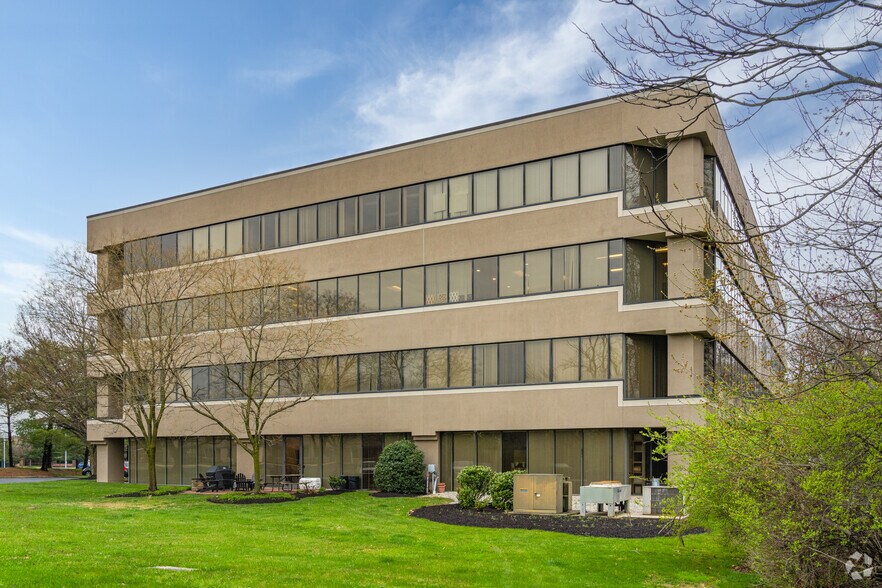 More Photos Of 100 W Commons Blvd, New Castle Office For Lease