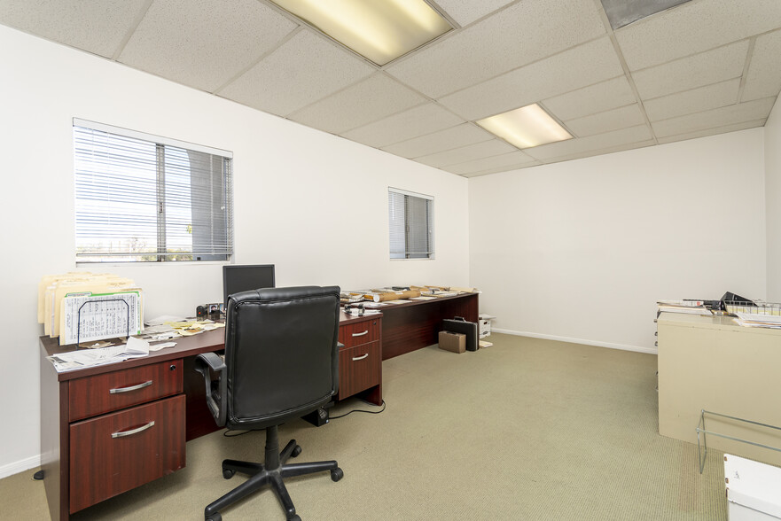 More Photos Of 3220 W Burbank Blvd, Burbank Warehouse For Lease