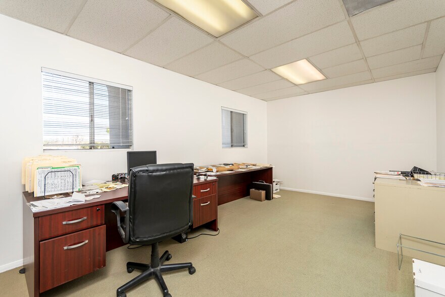 More Photos Of 3220 W Burbank Blvd, Burbank Warehouse For Lease