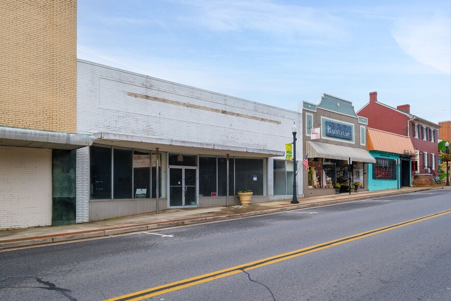 More Photos Of 322 W Main St, Waynesboro General Retail For Lease