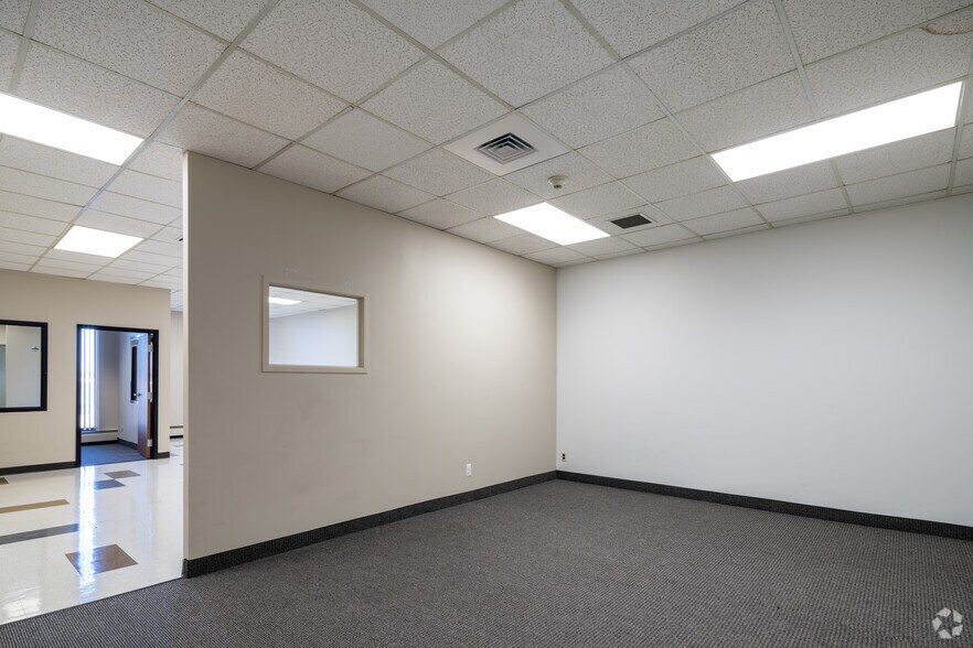 More Photos Of 25900 Greenfield Rd, Oak Park Office For Lease
