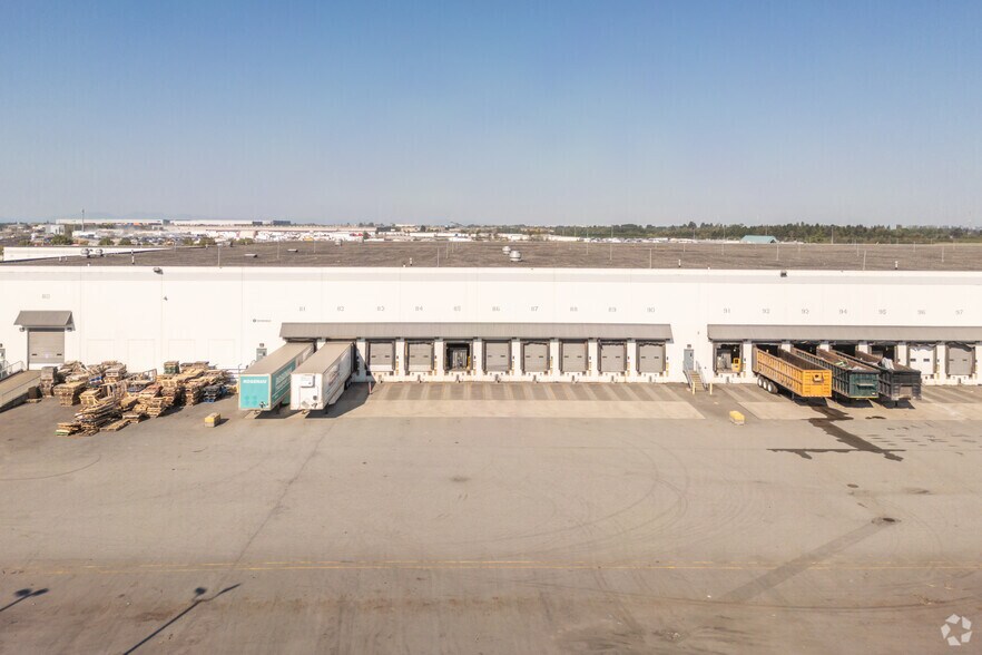 More Photos Of 18111 Blundell Rd, Richmond Distribution For Lease