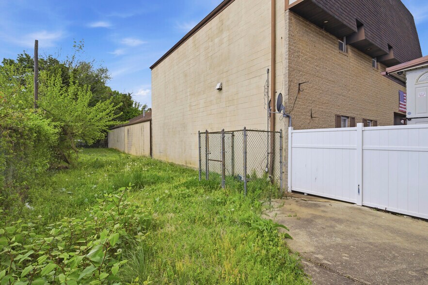 More Photos Of 238 Clifton Ave, Collingdale Light Distribution For Sale