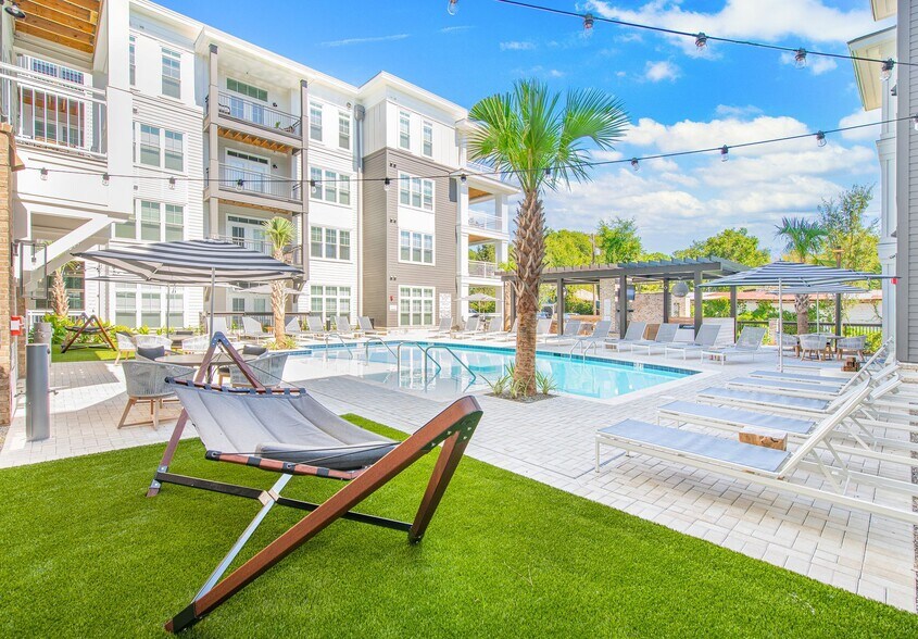 More Photos Of 725-735 Coleman Blvd, Mount Pleasant Apartments For Lease