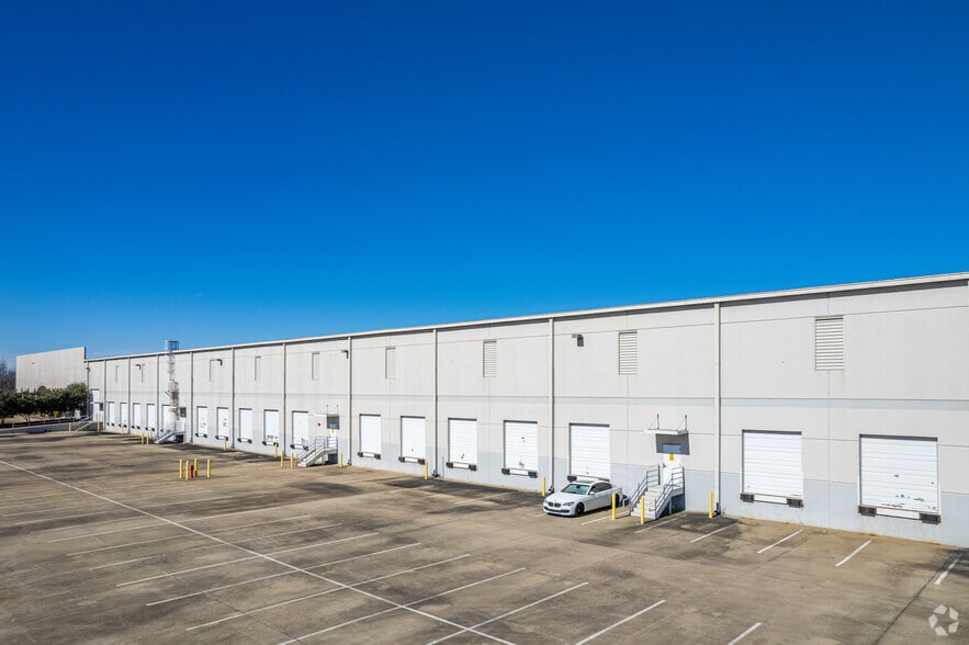 More Photos Of 10615 Sanden Dr, Dallas Warehouse For Lease