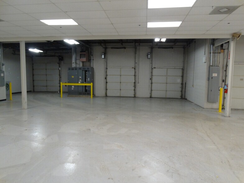 More Photos Of 950-970 Bolger Ct, Fenton Service For Lease