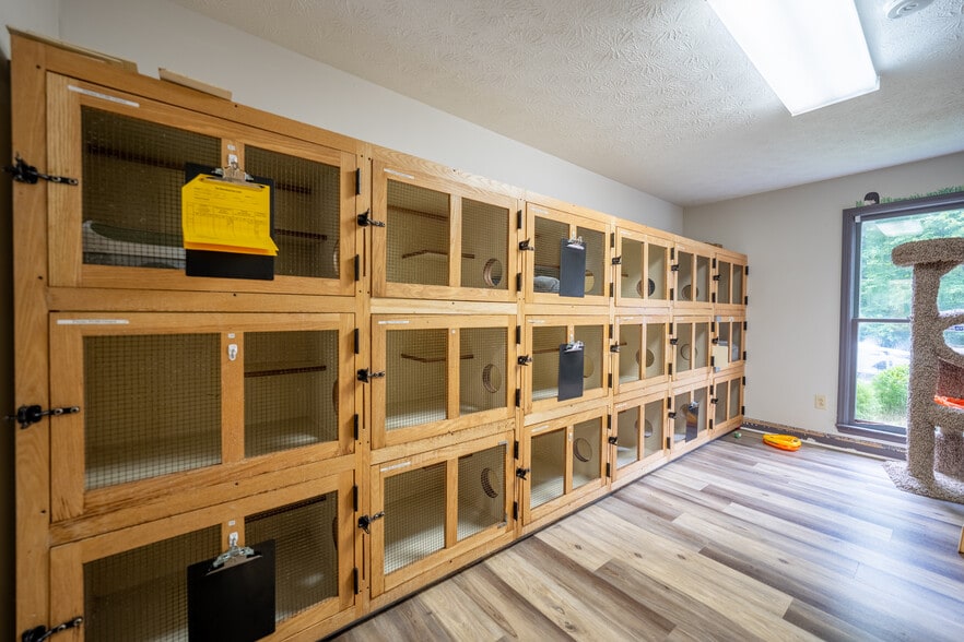 More Photos Of 22 Jefferson Pl, Newnan Veterinarian Kennel For Sale