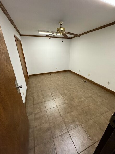 More Photos Of 1103 E Maguire Rd, Noble Light Manufacturing For Sale