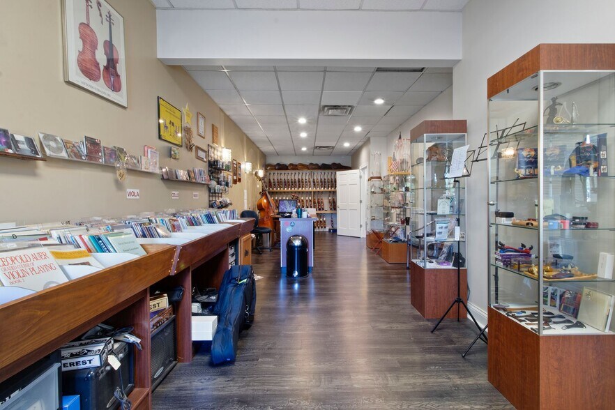 More Photos Of 1121 S Rangeline Rd, Carmel Storefront For Lease