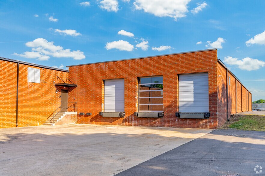 More Photos Of 900 Pressley Rd, Charlotte Warehouse For Lease