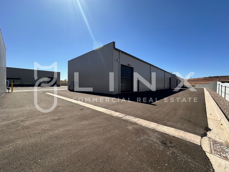 More Photos Of 563 S Commerce Dr, Hurricane Industrial For Lease