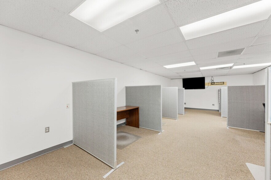 More Photos Of 900 W Miller Rd, Iola Manufacturing For Sale