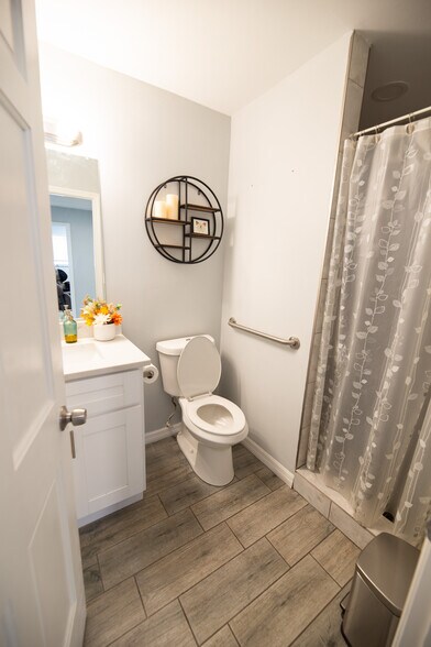 More Photos Of 5010 N Nebraska Ave, Tampa Light Distribution For Lease