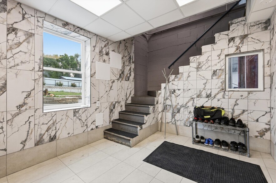 More Photos Of 7511 Leavenworth Rd, Kansas City Auto Repair For Sale