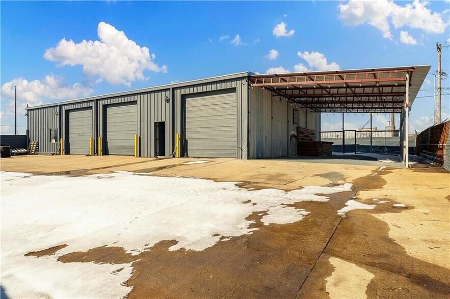 More Photos Of 2105 S Thompson St, Springdale Light Distribution For Sale