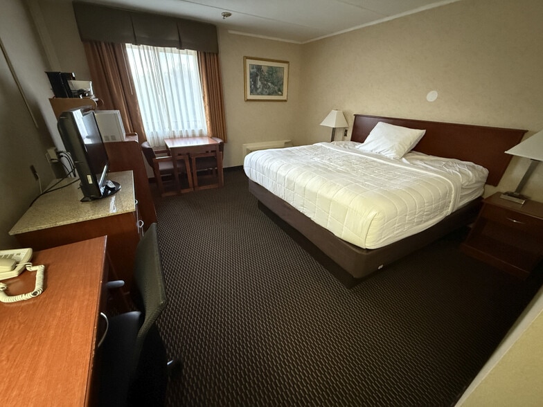 More Photos Of 4055 Belmont Ave, Youngstown Hotel For Sale