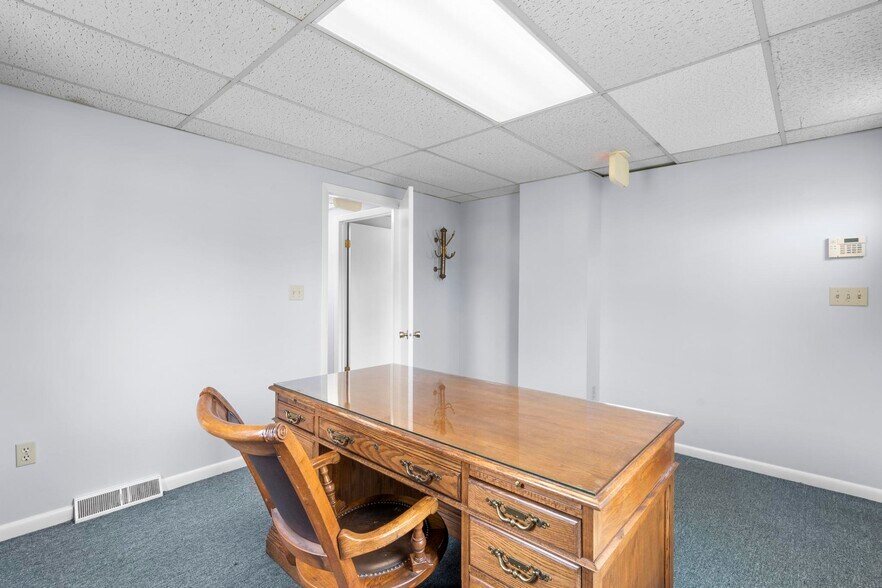 More Photos Of 128 Saltonstall Pky, East Haven Medical For Sale