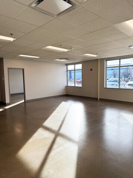 More Photos Of 365-399 Miles Pky, Bartlett Truck Terminal For Lease