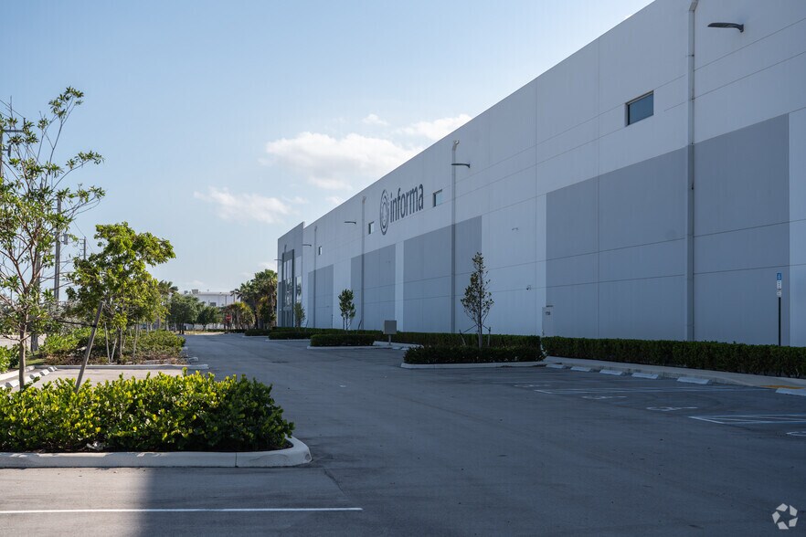 More Photos Of 1700 Eller Dr, Fort Lauderdale Distribution For Lease