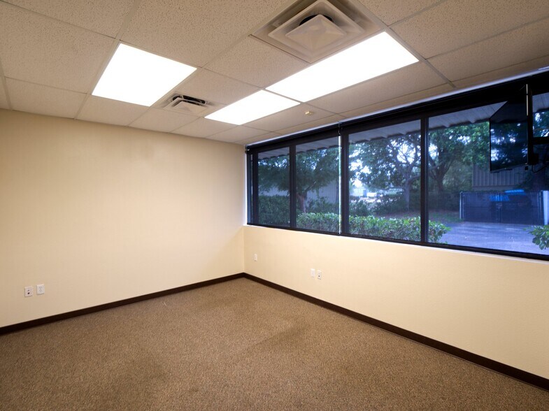 More Photos Of 402 Chairman Ct, DeBary Warehouse For Lease