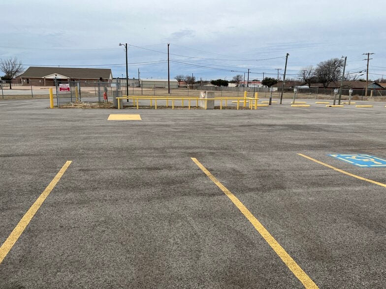 More Photos Of 1416 Twin Oaks St, Wichita Falls Warehouse For Lease