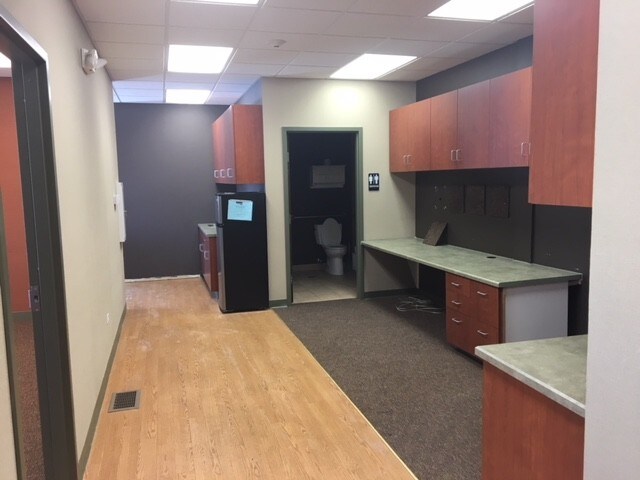 More Photos Of 820 E Terra Cotta Ave, Crystal Lake Office For Sale
