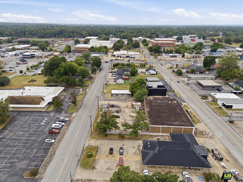 More Photos Of 704 W Meadow Ave, Springdale Office For Lease