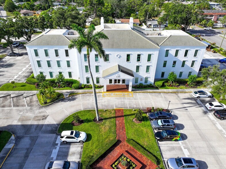 Primary Photo Of 1219 S East Ave, Sarasota Medical For Lease