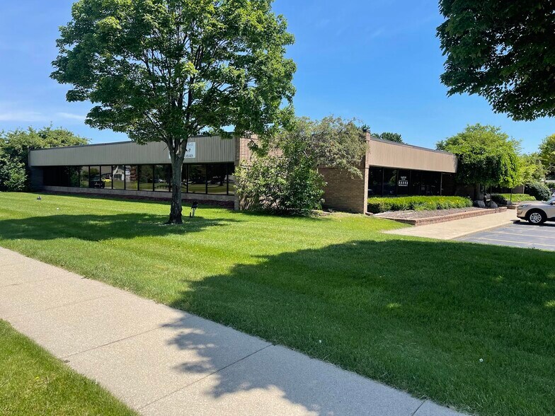 Primary Photo Of 42850 Schoenherr Rd, Sterling Heights Medical For Lease