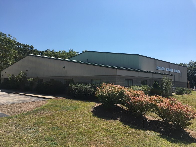 More Photos Of 4 Center St, Merrimack Service For Lease
