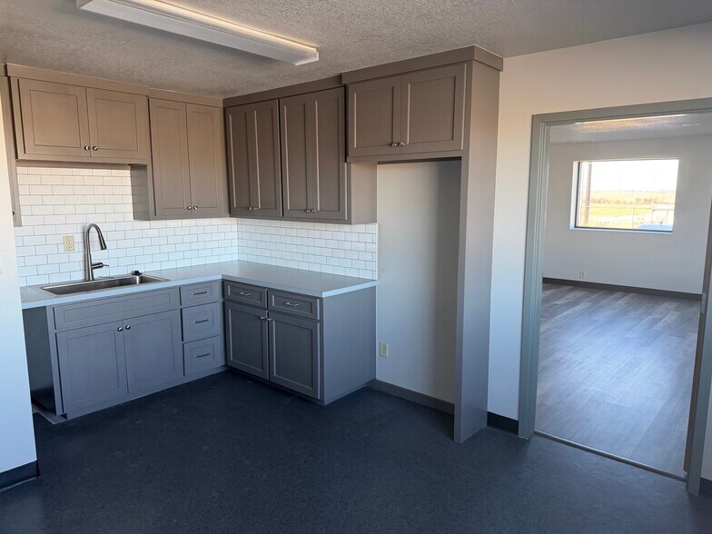 More Photos Of 6798 NW Expressway, Okarche Manufacturing For Lease