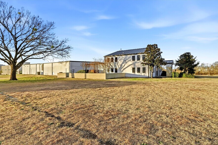 More Photos Of 304 Progress Dr, Sherman Warehouse For Sale