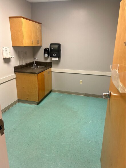More Photos Of 4301 University Pky, Evans Medical For Lease