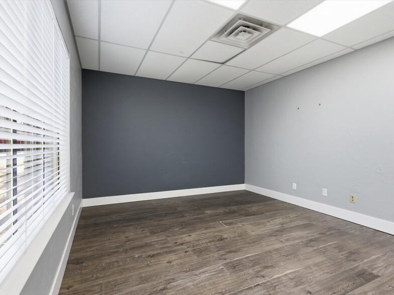 More Photos Of 1006 N Bowen Rd, Arlington Office For Lease