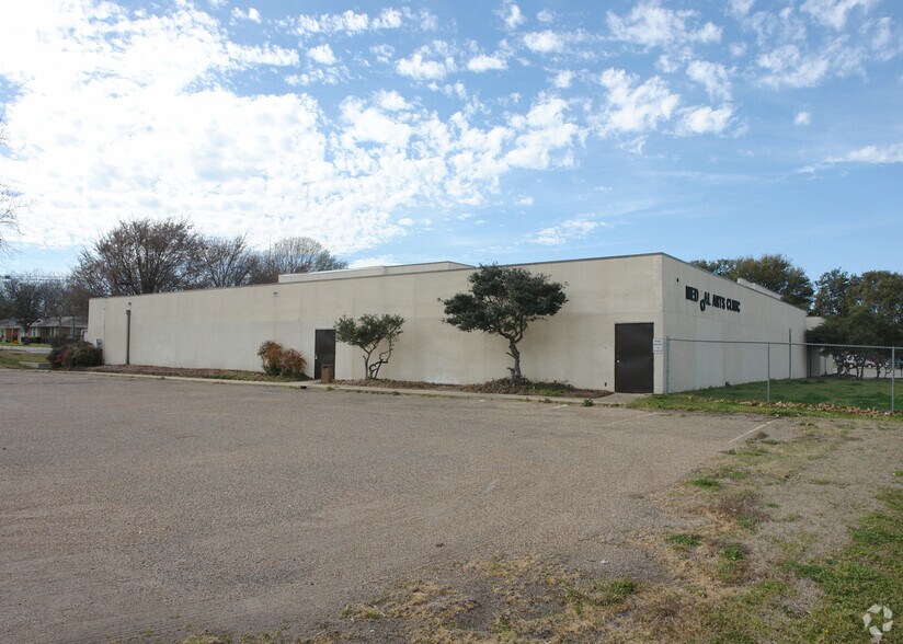 More Photos Of 800 S Chatfield St, Ennis Office For Sale