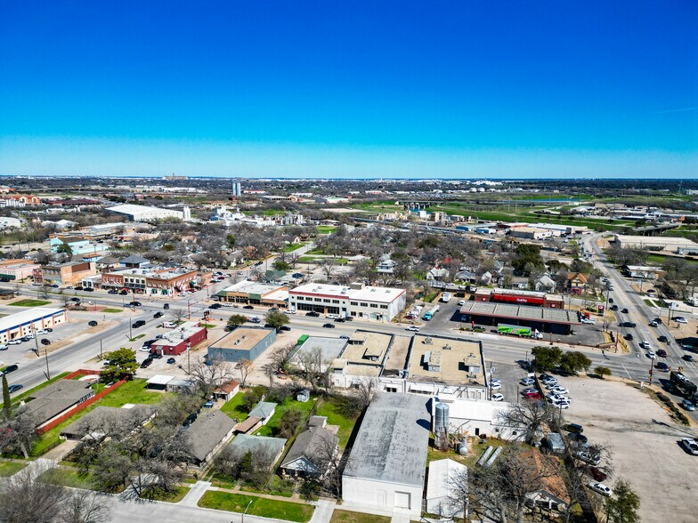 More Photos Of 1332 N Main St, Fort Worth Freestanding For Lease