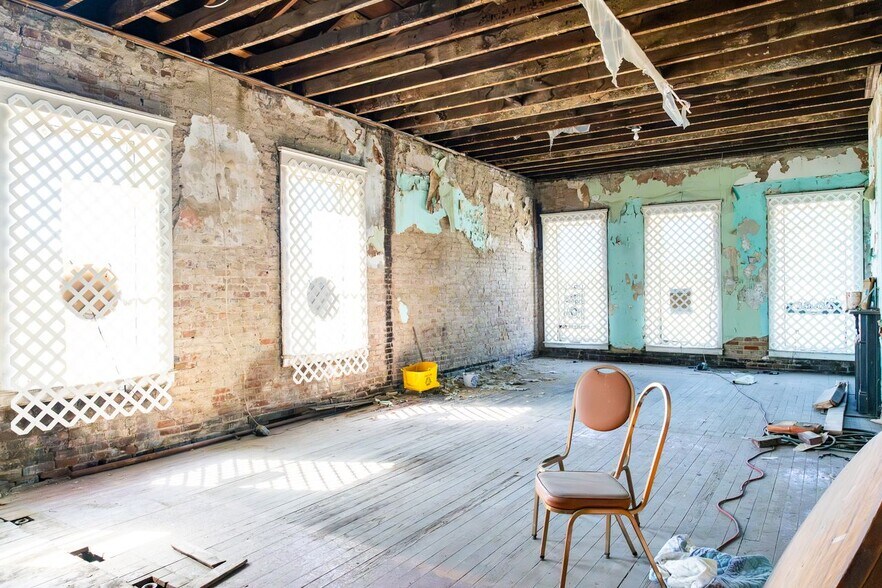 More Photos Of 1481 S Shelby St, Louisville Bar For Sale