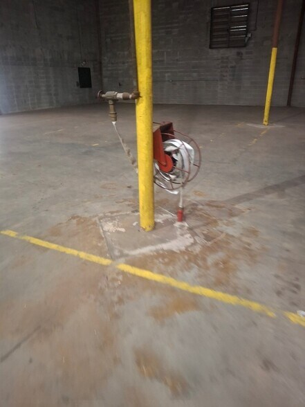 More Photos Of 6243 N Davis Hwy, Pensacola Warehouse For Lease