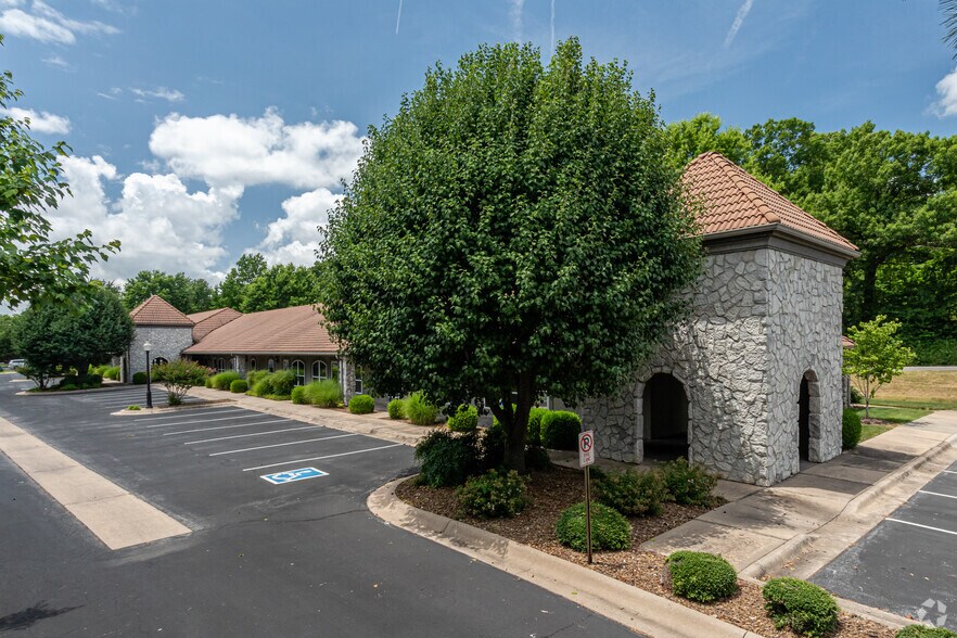 More Photos Of 5212 Village Pky, Rogers Unknown For Lease
