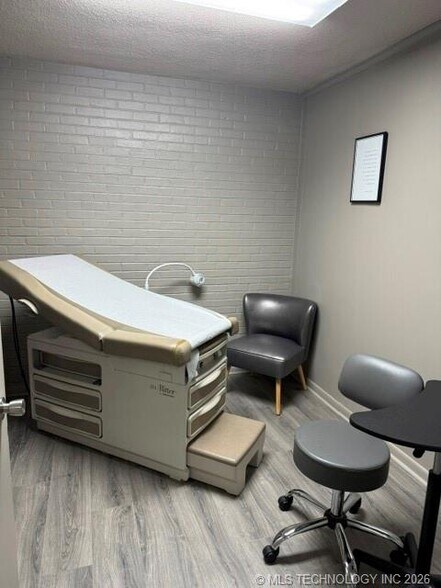 More Photos Of 1019 15th Ave NW, Ardmore Medical For Sale