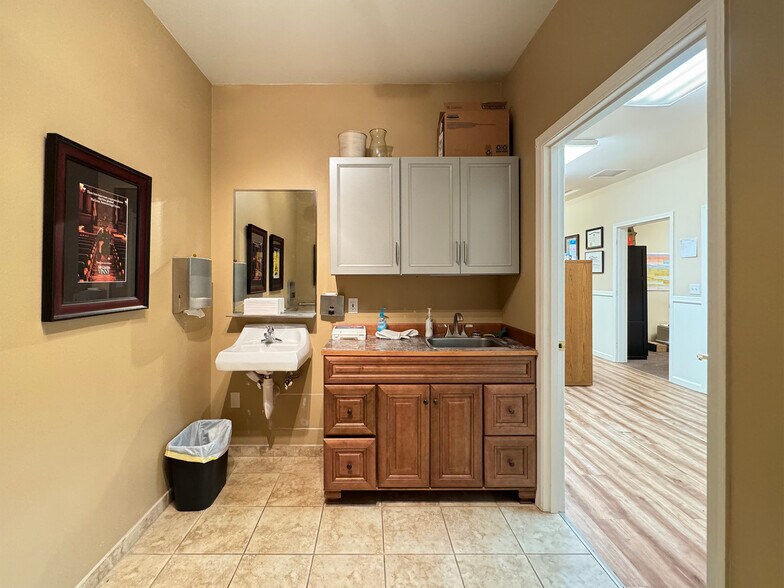 More Photos Of 542-544 N 5th Ave, Sequim Medical For Sale