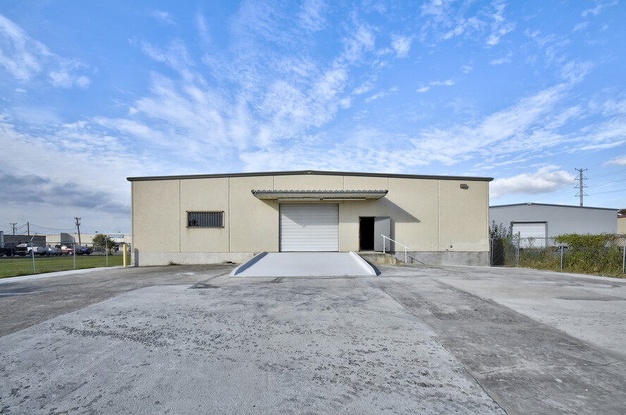 Primary Photo Of 4930 Center Park Blvd, San Antonio Warehouse For Lease