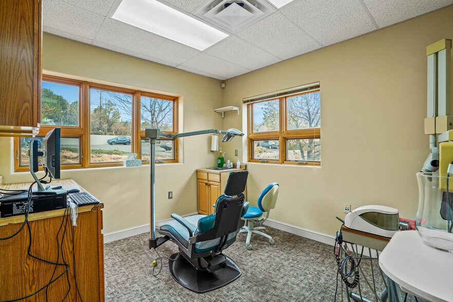 More Photos Of 404 Kiva Ct, Santa Fe Medical For Lease